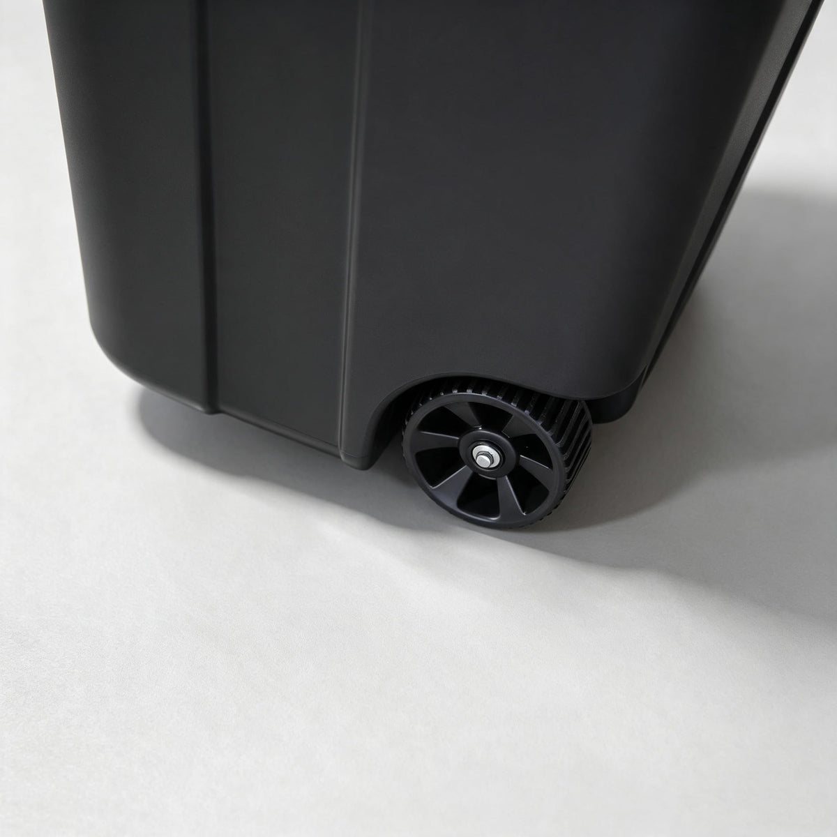32 Gallon Black Plastic Wheeled Trash Can with Lid X296